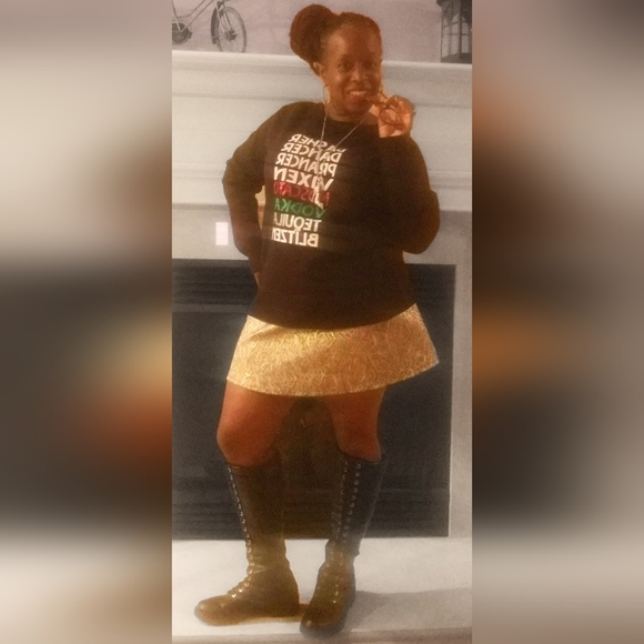 Francesca's Gold and Black Short Skirt. Large - Picture 3 of 6